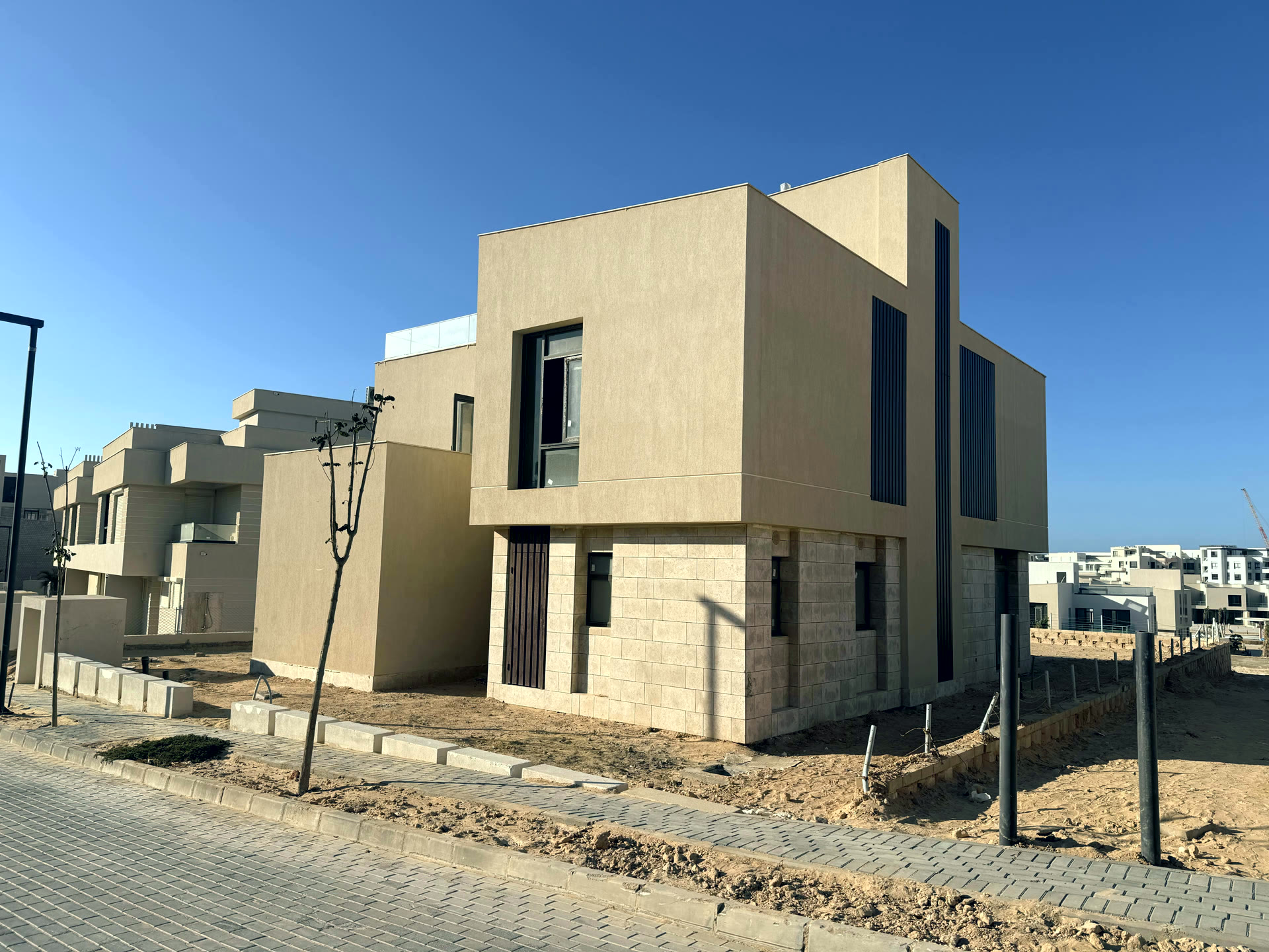 الفيلا من ناحية الشارع، بواجهاتها الأربع المستقلة