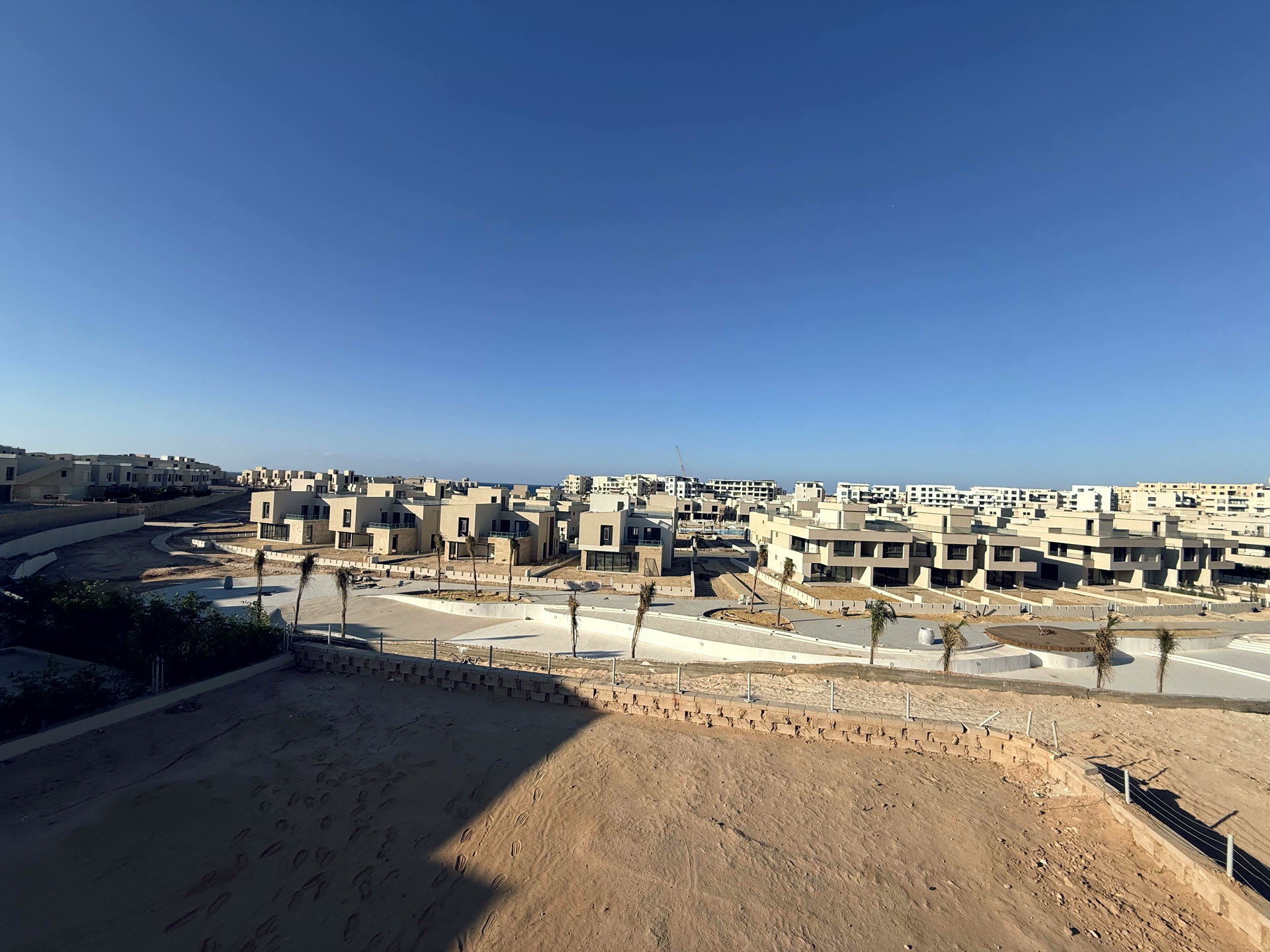 الإطلالة الخلفية على البحيرة والمسطحات المائية، والأرض المحيطة بالمبنى