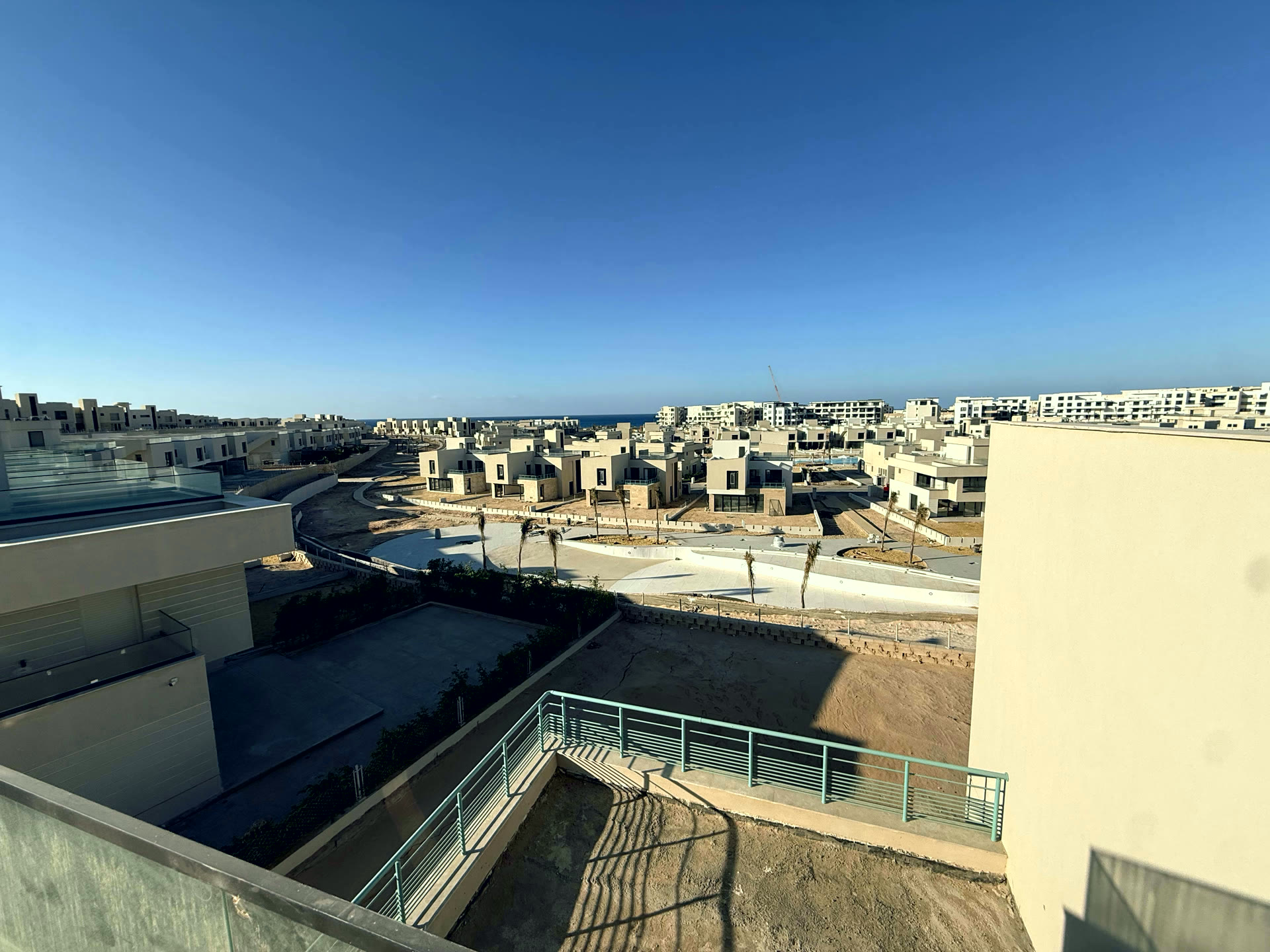 البحر يظهر في الأفق من سطح الفيلا
